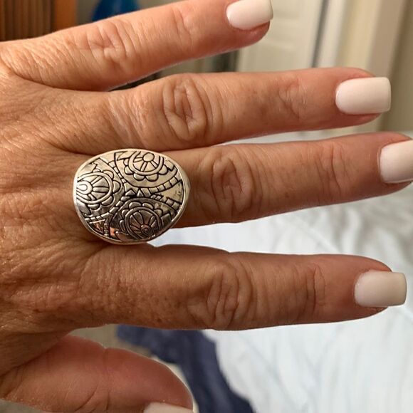 Fun big ring with detail - Picture 1 of 3
